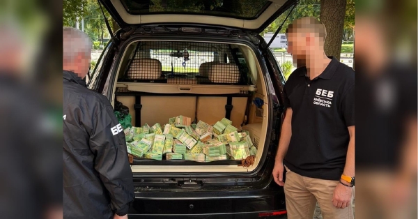 На дрібні витрати: бухгалтер фірми — постачальника продуктів харчування для Міноборони возила у багажнику авто майже 5 млн євро (фото) - INFBusiness