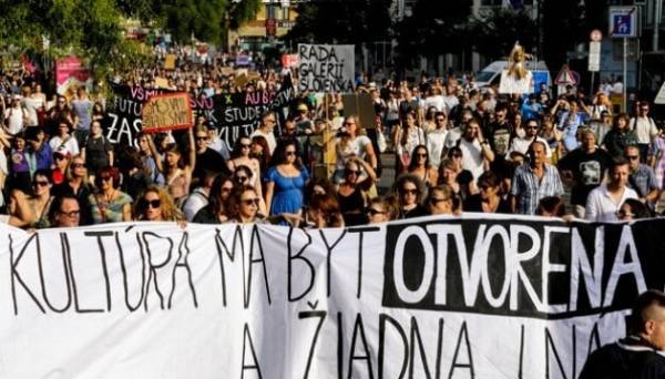 У Братиславі відбулися протести через звільнення керівників Національного театру та галереї - INFBusiness