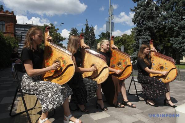 У Дніпрі відкрили мініскульптуру на честь Дмитра Яворницького - INFBusiness