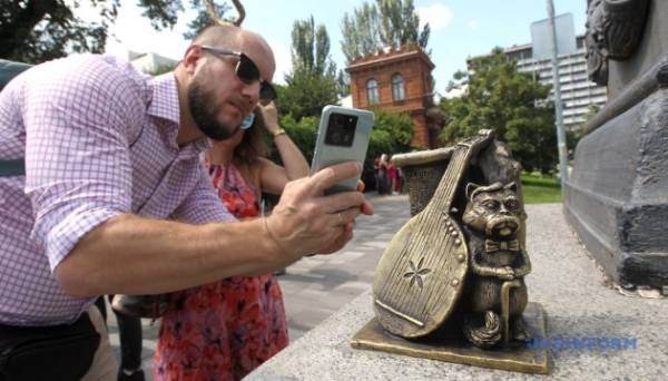 У Дніпрі відкрили мініскульптуру на честь Дмитра Яворницького - INFBusiness