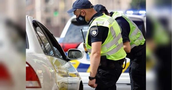 Обличчя краще не чухати: поліцейський розповів, як патрульні розпізнають, що водій каже неправду - INFBusiness