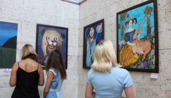 У Національній бібліотеці для дітей відкрилася виставка харківської художниці Юлії Бєляєвої та її дочок Фото 20.08.2024 21:40 Укрінформ У Національній бібліотеці України для дітей відкрилася виставка робіт художниці з Харкова Юлії Бєляєвої та її дочок – Ірини й Анастасії Тронь «Еволюція покоління: відвертість та перспектива». У Національній бібліотеці для дітей відкрилася виставка харківської художниці Юлії Бєляєвої та її дочок - INFBusiness