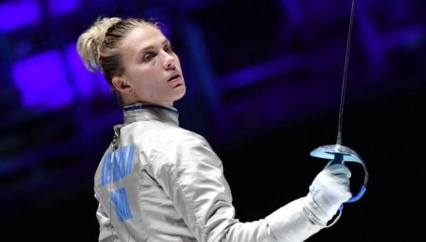 Харлан виставила на аукціон шаблю, якою завдала золотий укол у Парижі - INFBusiness