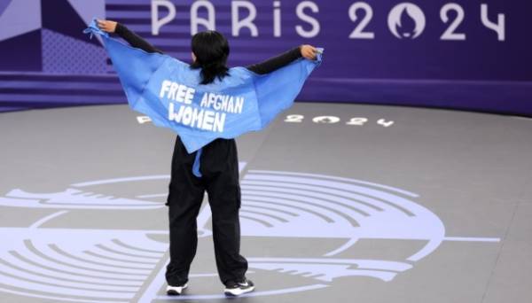 Афганську спортсменку-біженку дискваліфікували на Олімпіаді через напис Free Afghan Women - INFBusiness