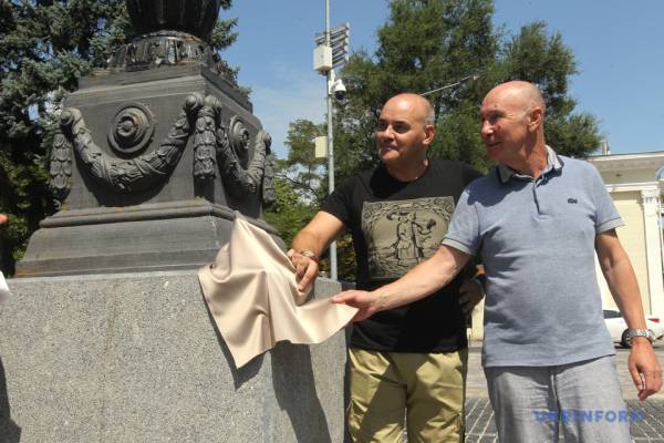 У Дніпрі відкрили мініскульптуру на честь Дмитра Яворницького - INFBusiness