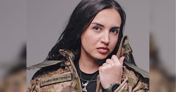 Рятувати життя поранених на фронті й при цьому знаходити час для створення ескізів вишуканого одягу, який згодом було пошито і показано в Парижі. Таке взагалі можливо? Не просто, але цілком реально. Це довела бойова медикиня, дизайнерка Юлія Сідорова (позивний «Куба»). Вона також являється являється активною учасницею руху «Veteranka», першої й наразі єдиної в Україні організації жінок з бойовим досвідом (раніше в інтерв’ю «ФАКТАМ» керівниця проєкту «Veteranka» Тетяна Борис розповіла про проблеми, з якими зіштовхуються родичі загиблих на війні захисників та захисниць). А ще Юлія — засновниця швейного цеху, в якому зараз відшивають жіночу військову форму і безкоштовно передають її захисницям. Цей волонтерський проєкт потребує спонсорської допомоги. «В Парижі в колишньому будинку Алена Делона ми показали свою колекцію одягу»: бойова медикиня з подругами налагодили випуск жіночої військової форми - INFBusiness