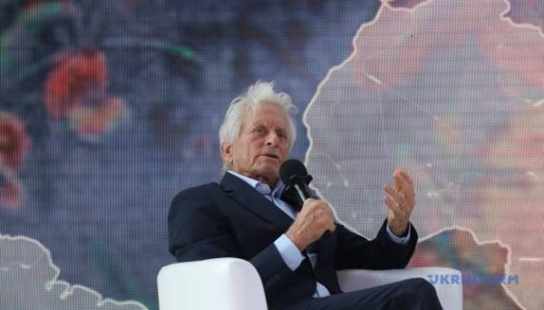 Військові подарували Майклові Дугласу ключку для гольфу - INFBusiness