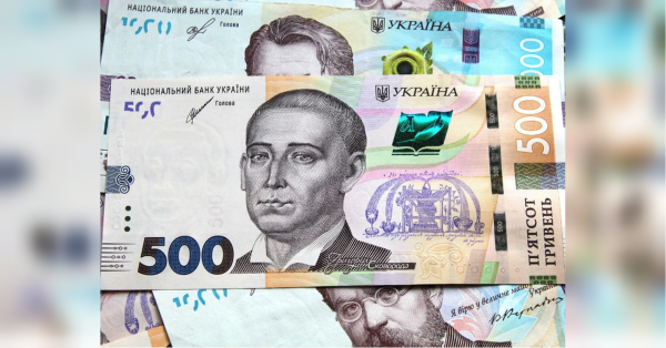 Певну категорію внутрішніх переселенців можуть позбавити державної допомоги на проживання — йдеться про тих, чий сукупний дохід перевищує 9444 гривень в місяць. Втім, варто зазначити, що до таких ВПО не відносяться родини, де є військовослужбовці — їхні доходи не враховуватимуться при призначенні виплат. У Раді назвали «стелю» доходів для переселенців, після якої позбавлятимуть виплат - INFBusiness