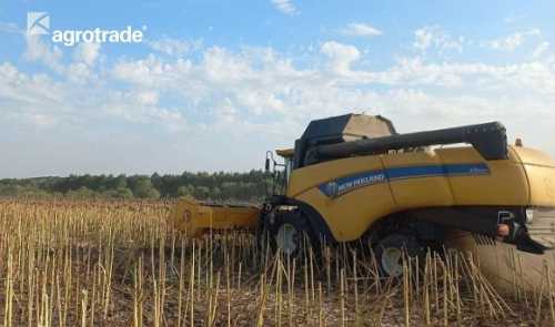 Обмолот стартував на полях Харківщини та Полтавщини, де посіви культури складають понад 1,6 тис. га. За попередніми оцінками, очікується планова врожайність. Про це пише propozitsiya.com з посиланням на пресреліз АГРОТРЕЙД. «На щастя, літня посуха істотно не вплинула на наші посіви соняшнику, адже вона здебільшого вразила регіони, де ми не вирощували культуру. Жнива у нас відбуватимуться у два етапи, оскільки є ранні і середні строки посіву. Обмолот культури на Харківщині і Полтавщині вже завершується. Незабаром він розпочнеться на Сумщині, а на Чернігівщині – в середині вересня. Частину площ ми зараз ще готуємо до жнив, а загалом вони триватимуть приблизно до жовтня», – розповів директор агропромислового департаменту Групи АГРОТРЕЙД Олександр Овсяник. Збір соняшнику наразі завершений на 6% запланованих площ, а до робіт залучено 6 комбайнів. Нагадаємо, цьогоріч у компанії під культуру виділили понад 12.5 тисячі гектарів на Чернігівщині, Сумщині, Харківщині та Полтавщині. Група АГРОТРЕЙД розпочала жнива соняшнику - INFBusiness