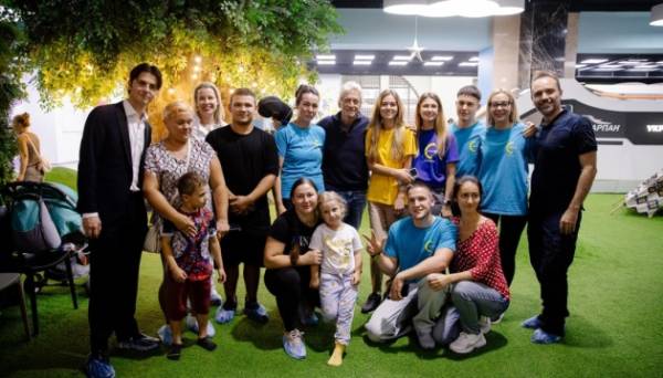 Майкл Дуглас відвідав дитячий простір на Центральному залізничному вокзалі у Києві - INFBusiness