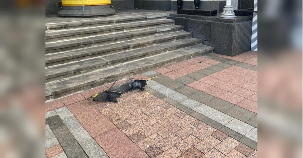 Цілили по Верховній Раді: біля будинку парламенту знайшли уламки російських дронів (фото) - INFBusiness