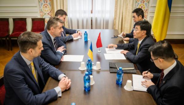 Точицький обговорив із керівниками вишів перспективи розвитку мистецької освіти Фото 21.11.2024 15:34 Укрінформ Міністр культури та стратегічних комунікацій України Микола Точицький обговорив із керівниками закладів вищої освіти, що належать до сфери управління МКСК, основні виклики і перспективи розвитку вищої освіти мистецького і культурологічного спрямування. Точицький обговорив із керівниками вишів перспективи розвитку мистецької освіти - INFBusiness