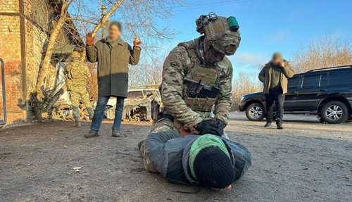 Зловмисник встановив в орендованій квартирі на столичному Печерську «розтяжку» з гранатою та, під приводом скоєння домашнього насильства, викликав правоохоронців. Поліція та СБУ затримали чоловіка, який намагався підірвати наряд поліції - INFBusiness
