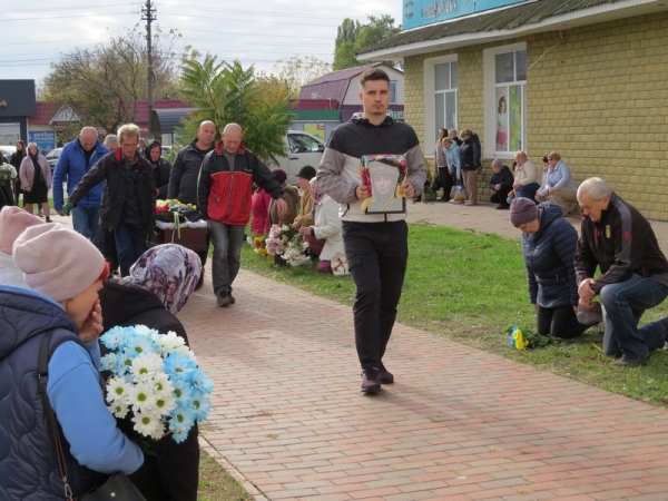 Майже три роки чекала коханого з полону: на Чернігівщині попрощались з бойовою медикинею - INFBusiness