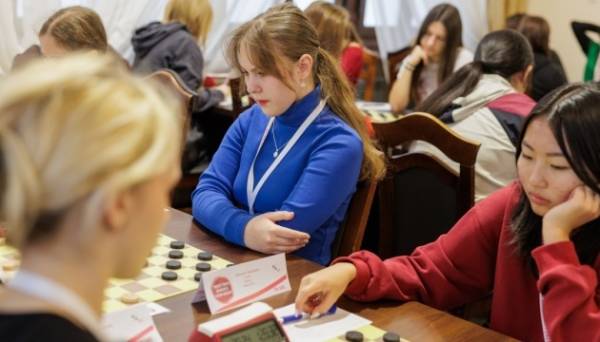 Збірна України здобула сім медалей ЧС з шашок-100 серед юніорів та юнаків 05.11.2024 13:26 Укрінформ 7 медалей (4 золоті і 3 срібні) везуть додому юні українці з чемпіонату світу з шашок-100 серед юніорів та юнаків. Збірна України здобула сім медалей ЧС з шашок-100 серед юніорів та юнаків - INFBusiness