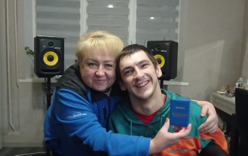 Працює за комп’ютером лише підборіддям за допомогою губів, носа й олівця в зубах: паралізований репер з Полтавщини став волонтером ЗСУ - INFBusiness