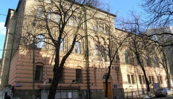 Університет імені Карпенка-Карого планує в 2025 році набирати курс на «Майстерність актора кіно» Ексклюзив 03.12.2024 20:10 Укрінформ Київський національний університет імені І.К.Карпенка-Карого розглядає можливість у 2025 році знову набрати студентів на освітньо-професійну програму «Акторське мистецтво театру і кіно», оскільки є великий попит. Університет імені Карпенка-Карого планує в 2025 році набирати курс на «Майстерність актора кіно» - INFBusiness