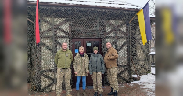 Чарки з гільз, автомати над барною стійкою, уламки «шахеда» в інтер’єрі: ветерани відкрили перше у Києві кафе для військових - INFBusiness