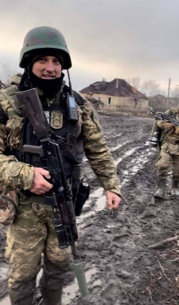 «Мати бійця плакала від щастя і дякувала чоловіку за врятованого сина»: історія легендарного офіцера «Сапсана», який загинув, боронячи Нью-Йорк - INFBusiness