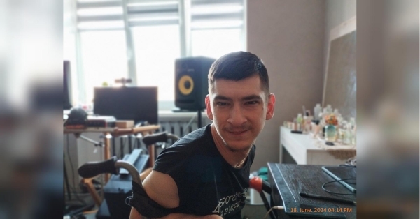 Працює за комп’ютером лише підборіддям за допомогою губів, носа й олівця в зубах: паралізований репер з Полтавщини став волонтером ЗСУ - INFBusiness