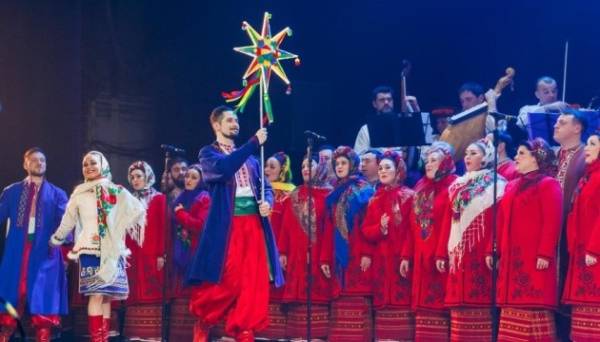 «Від Миколая до Йордана»: Хор імені Верьовки вирушає у різдвяний тур Україною 14.12.2024 14:36 Укрінформ Національний заслужений академічний народний хор України імені Григорія Верьовки у рамках гастрольного туру містами України презентує нове різдвяне шоу "Від Миколая до Йордана". «Від Миколая до Йордана»: Хор імені Верьовки вирушає у різдвяний тур Україною - INFBusiness