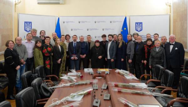 У МКСК вручили мистецькі премії лауреатам 2024 року 27.12.2024 21:08 Укрінформ У Міністерстві культури та стратегічних комунікацій вручили мистецькі премії лауреатам 2024 року. У МКСК вручили мистецькі премії лауреатам 2024 року - INFBusiness