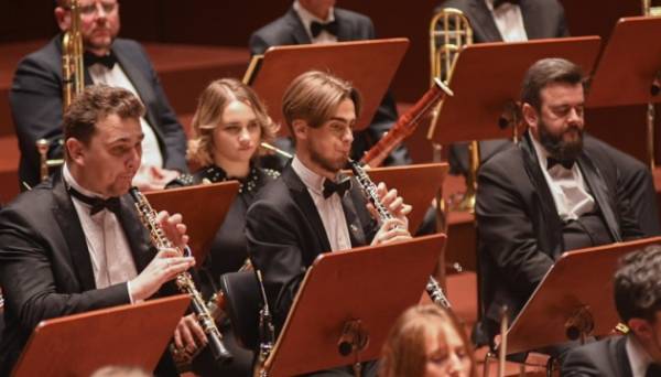 «Щедрик» вперше пролунав у видатній франкфуртській Alte Oper Фото 02.12.2024 18:55 Укрінформ Уперше в історії український «Щедрик» прозвучав у видатному концертному залі Європи – Alte Oper у Франкфурті. «Щедрик» вперше пролунав у видатній франкфуртській Alte Oper - INFBusiness