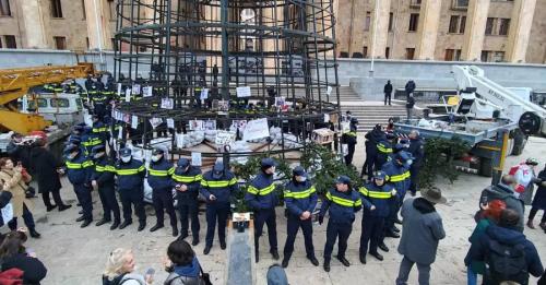 У Тбілісі новорічну ялинку на місці протестів охороняє поліція - INFBusiness