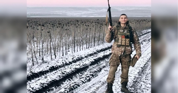 Кадирівці пропонували здатися в полон, але «Мед» обрав бій до останнього патрона: мама полеглого бійця добивається присвоєння синові «Героя України» - INFBusiness