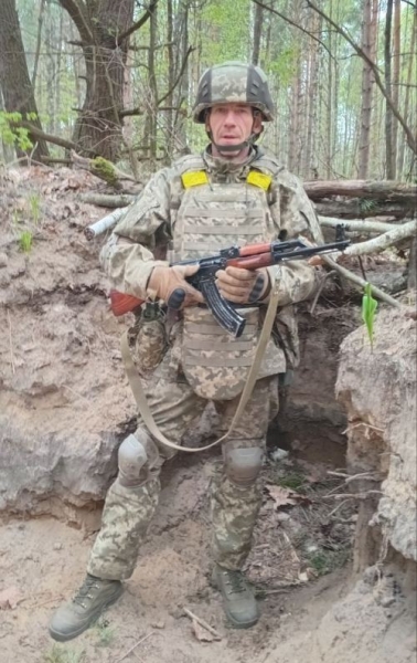 Працює за комп’ютером лише підборіддям за допомогою губів, носа й олівця в зубах: паралізований репер з Полтавщини став волонтером ЗСУ - INFBusiness