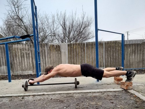 Без спортзалу й енергетиків: у 45 років Юрій Балясний з Полтавщини демонструє унікальні фізичні можливості - INFBusiness