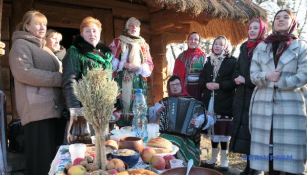 В Ужгороді пройшов етнофестиваль «Коляди в старому селі» Фото 05.01.2025 13:22 Укрінформ В Ужгороді на території Закарпатського музею народної архітектури та побуту в суботу, 4 січня, пройшов зимовий етнофестиваль "Коляди в старому селі". В Ужгороді пройшов етнофестиваль «Коляди в старому селі» - INFBusiness