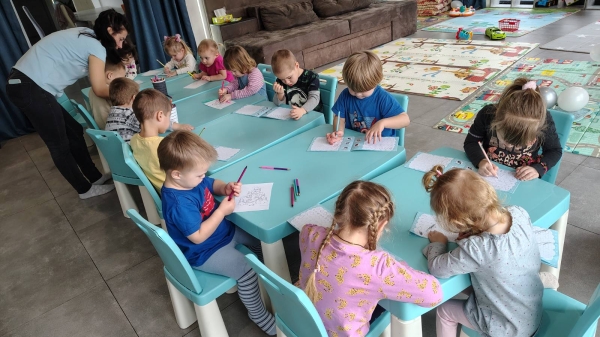 Пішов на війну, коли молодшим двійнятам було по вісім місяців: ветеран з дружиною, у яких п’ятеро дітей, відкрили дитячий клуб раннього розвитку - INFBusiness