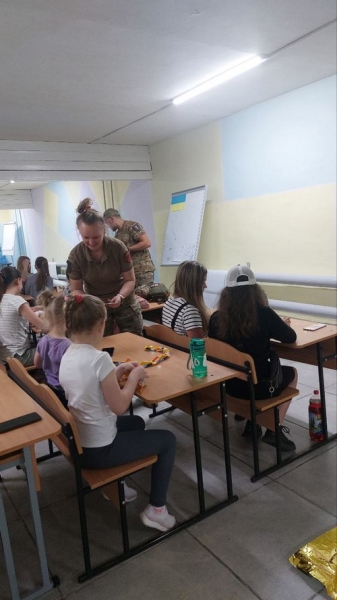 «Дуже важко бачити тіла маленьких діточок»: подружжя з Кривого Рогу рятує живих та вивозять загиблих з фронту - INFBusiness