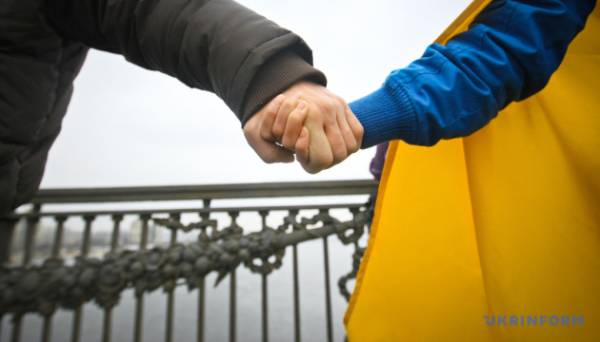 В Україні до Дня Соборності відбудуться культурні та просвітницькі заходи 20.01.2025 20:54 Укрінформ До Дня Соборності України, який щороку відзначається 22 січня, відбудеться низка культурно-мистецьких та просвітницьких подій, зокрема виставки, лекції, майстер-класи та інші заходи покликані нагадати про важливість духовної єдності українців у боротьбі за незалежність. В Україні до Дня Соборності відбудуться культурні та просвітницькі заходи - INFBusiness