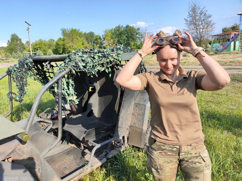 «Дуже важко бачити тіла маленьких діточок»: подружжя з Кривого Рогу рятує живих та вивозять загиблих з фронту - INFBusiness
