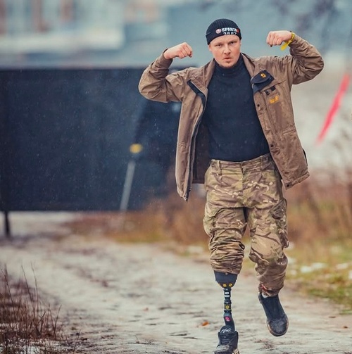 «Снаряди летіли, земля здіймалася вгору, кулі свистіли з усіх боків. Це було пекло»: історія ветерана, який дивом врятувався на сході - INFBusiness