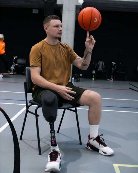 «Снаряди летіли, земля здіймалася вгору, кулі свистіли з усіх боків. Це було пекло»: історія ветерана, який дивом врятувався на сході - INFBusiness