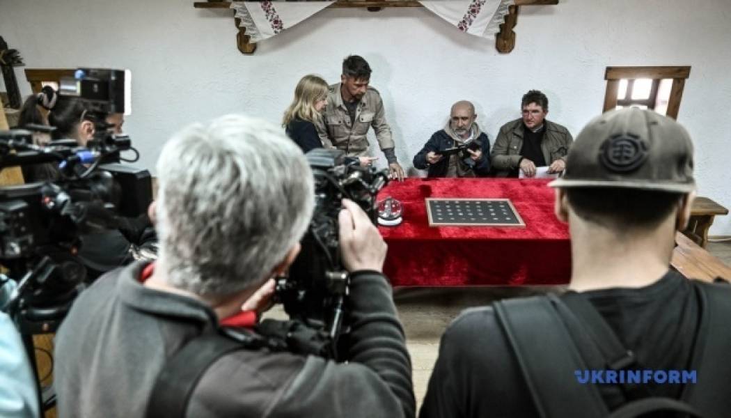 У Запоріжжі виставили срібні монети IX та X століть, знайдені на берегах Дніпра - INFBusiness