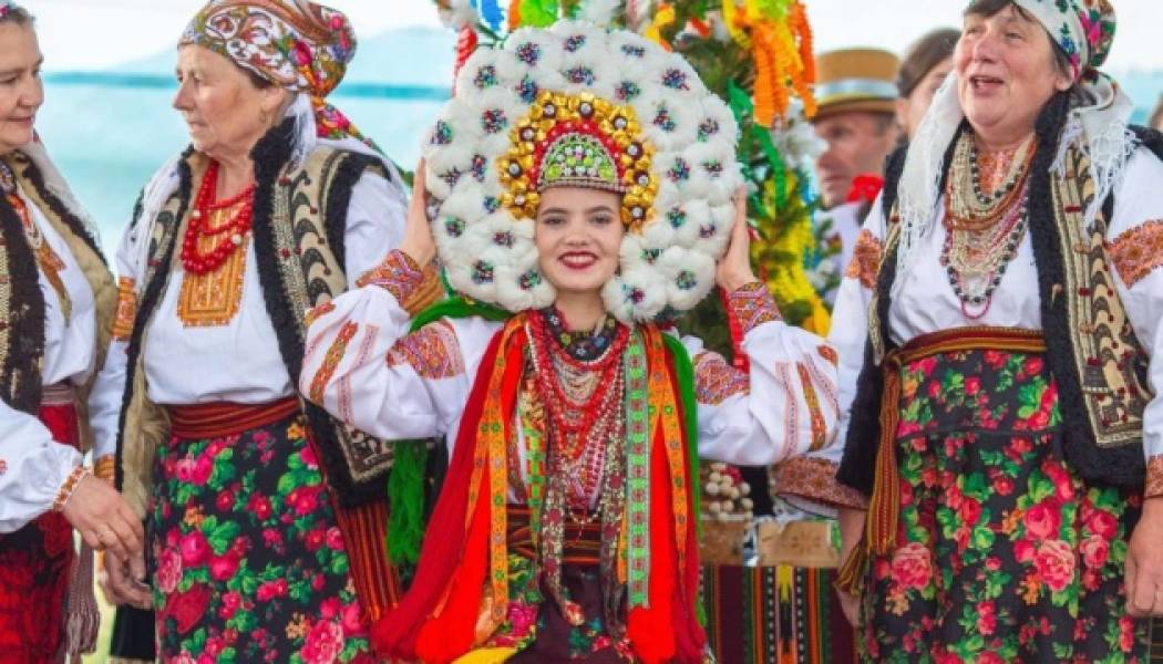 У Карпатському регіоні впроваджується ініціатива щодо включення вінка з пір'я до списку нематеріальної культурної спадщини - INFBusiness