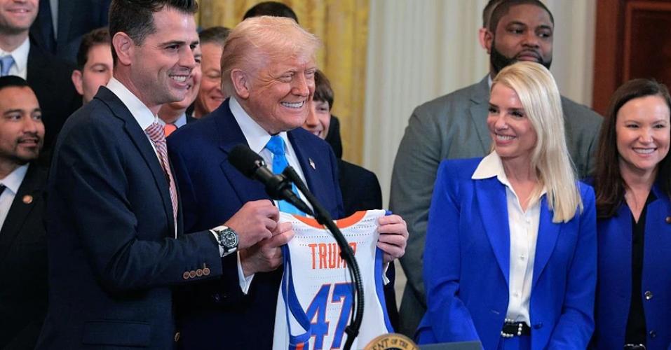 Подарунки для Трампа: «літаючий палац», самурайський шолом і пейджер – завжди золотого кольору - INFBusiness