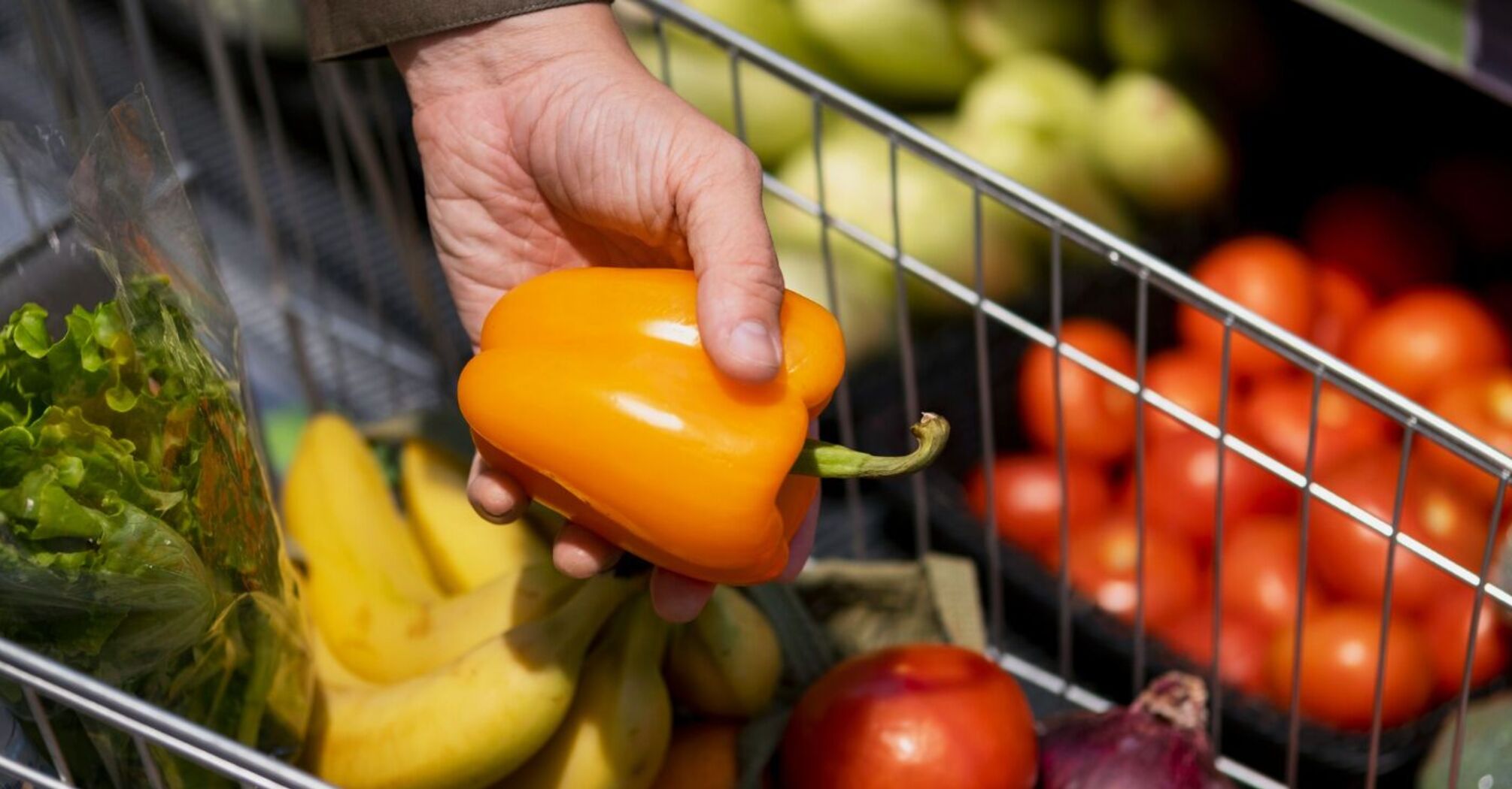 Влітку 2025 року в Україні очікується зниження цін на овочеву продукцію. Зокрема, вартість огірків та помідорів вже демонструє низхідну тенденцію. З надходженням врожаю з відкритих полів ціна на борщовий набір може знизитися на 30–50%. І навпаки, восени, якщо повториться торішній дефіцит врожаю, ймовірне суттєве зростання цін на картоплю — на 50–70% — а вартість яєць може сягнути 90–100 гривень за дюжину. Ціни на популярні товари знову зростуть: чого очікувати українцям?