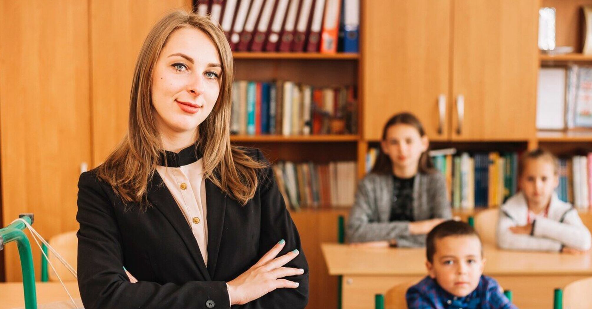 В Україні викладачі загальноосвітніх навчальних закладів мають право на доплати в розмірі від 5% до 40% від їхньої основної зарплати. Згідно з чинним законодавством, усі додаткові виплати вчителям визначаються на основі їхньої основної зарплати. Вчителі можуть отримати доплату до 40%: як подати заявку та хто має на неї право