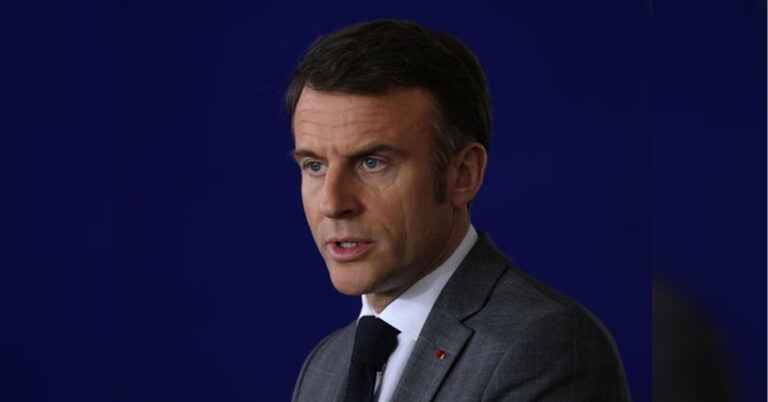 Володимир Путін запропонував провести «прямі переговори» з Україною у Стамбулі 15 травня. Його заява пролунала невдовзі після того, як Київ та європейські лідери закликали до безумовного 30-денного припинення вогню, яке має набути чинності в понеділок, 12 травня. Російський президент виступає за прямі переговори з Україною, які, за його словами, мають бути зосереджені на встановленні міцного миру та вирішенні фундаментальних питань, що спровокували війну. Президент Франції Еммануель Макрон зазначив, що пропозиція Путіна є «попереднім кроком, але недостатнім», як повідомляє France24. Шукаємо вихід: Макрон оцінив пропозицію Кремля відновити переговори - INFBusiness