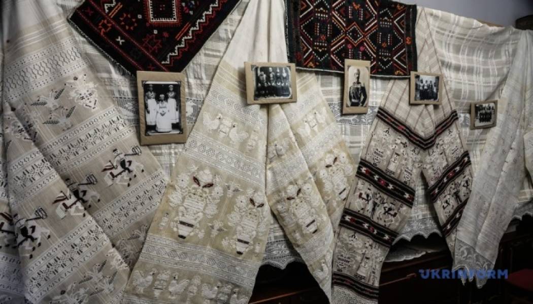 В Одеській області етнограф колекціонує унікальні болгарські рушники, яким понад 100 років - INFBusiness