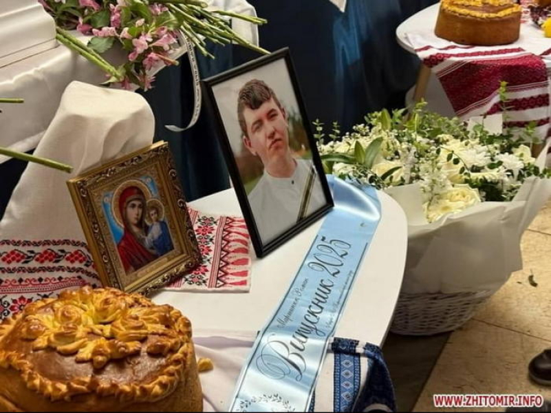 «Коли в труну Ромчика поклали стрічку «Випускник 2025», ніхто не стримував сліз»: У Житомирській області поховали трьох дітей, загиблих від російської ракети - INFBusiness