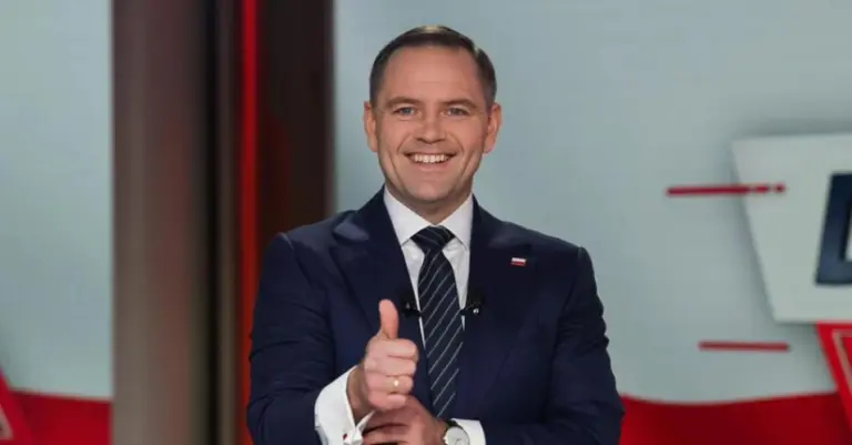 Кандидат у президенти Польщі під час дебатів поклав невідому речовину до рота, що викликало бурхливе обговорення в Інтернеті. - INFBusiness
