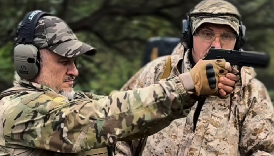 Гектор Хіменес-Браво показав, як проходить військова підготовка в полку Ахіллес - INFBusiness