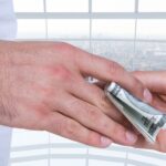 Виплати українцям зі Швейцарії – виплати до 5000 доларів США доступні українцям у трьох регіонах - INFBusiness