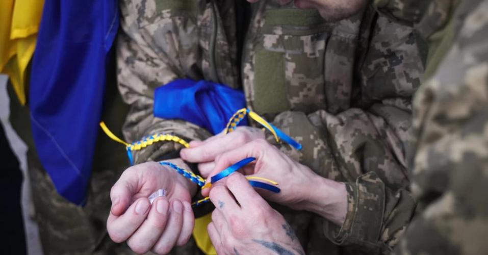 Боєць, чию доньку вивели з окупації у березні, повернувся додому з полону - INFBusiness